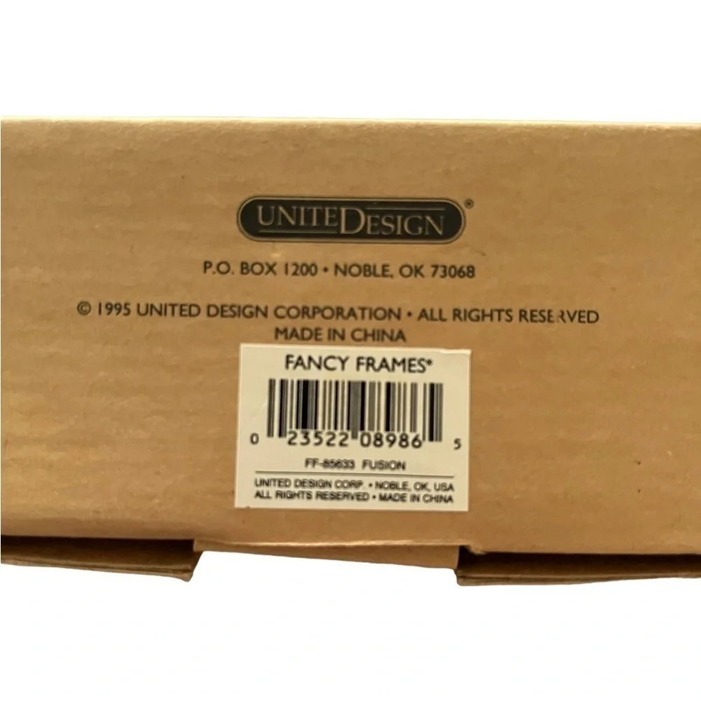 United Designs Fancy Frames - Fusion / Textured Wood Bark Surface